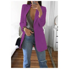 Frau in lila Blazer, grauem Top und blauen Jeans posiert vor Spiegel. Modetrend, Damenmode, stilvolle Outfits, Freizeitlook, Streetstyle.