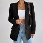 Eleganter schwarzer Blazer für Damen, kombiniert mit weißem Top und blauer Jeans. Perfekt für Business-Casual-Looks und modische Outfits.
