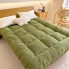 Grüne Lammwoll-Matratzenauflage auf Holzbett, gemütlich, Schlafzimmer-Dekor, Haustierfreundlich.