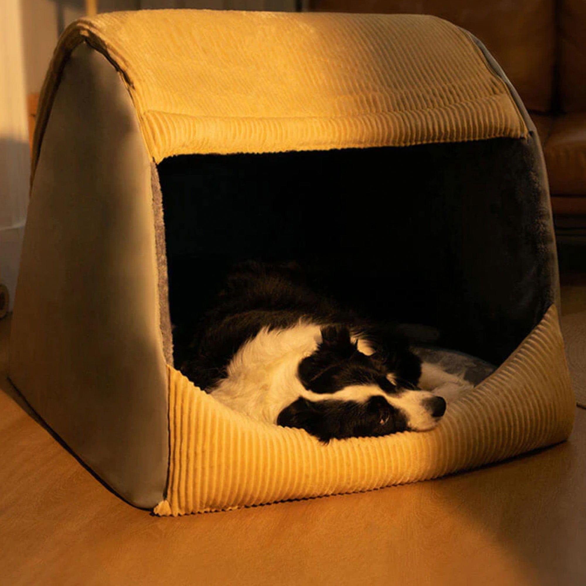 Großes, abnehmbares, halbgeschlossenes Hundebett aus warmem Flanell in Beige mit Hund.