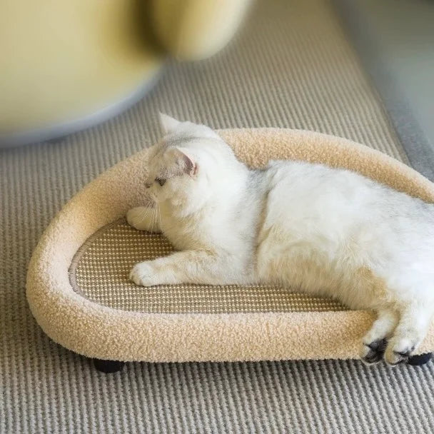 Weiße Katze auf beigem Kratzbett, Katzenmöbel, Kratzmöbel, gemütlich, Wohnzimmer.