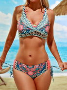 Frau im floralen Bikini am Strand, Sommermode, Bademode-Trends, Strandbekleidung, stilvoller Badeanzug, Urlaub, tropisches Design, Damenmode.