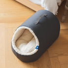 Dunkelgraues Hundebett aus Stoff, kuscheliges Innenfutter, ideal für kleine Hunde.