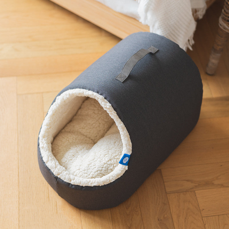 Dunkelgraues Hundebett aus Stoff, kuscheliges Innenfutter, ideal für kleine Hunde.