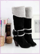 Schwarze Damenstiefel mit hohem Absatz, grauem Fellbesatz und dekorativer Schnalle. Modische Winterstiefel, ideal für kalte Tage.