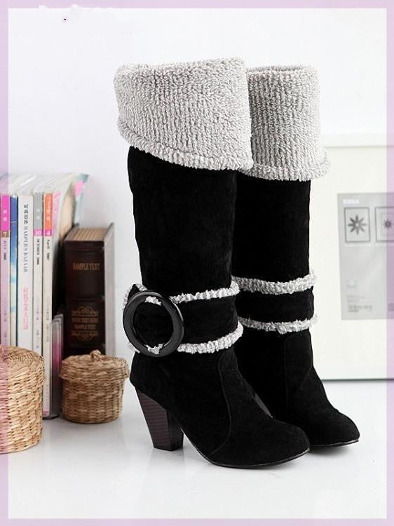 Schwarze Damenstiefel mit hohem Absatz, grauem Fellbesatz und dekorativer Schnalle. Modische Winterstiefel, ideal für kalte Tage.
