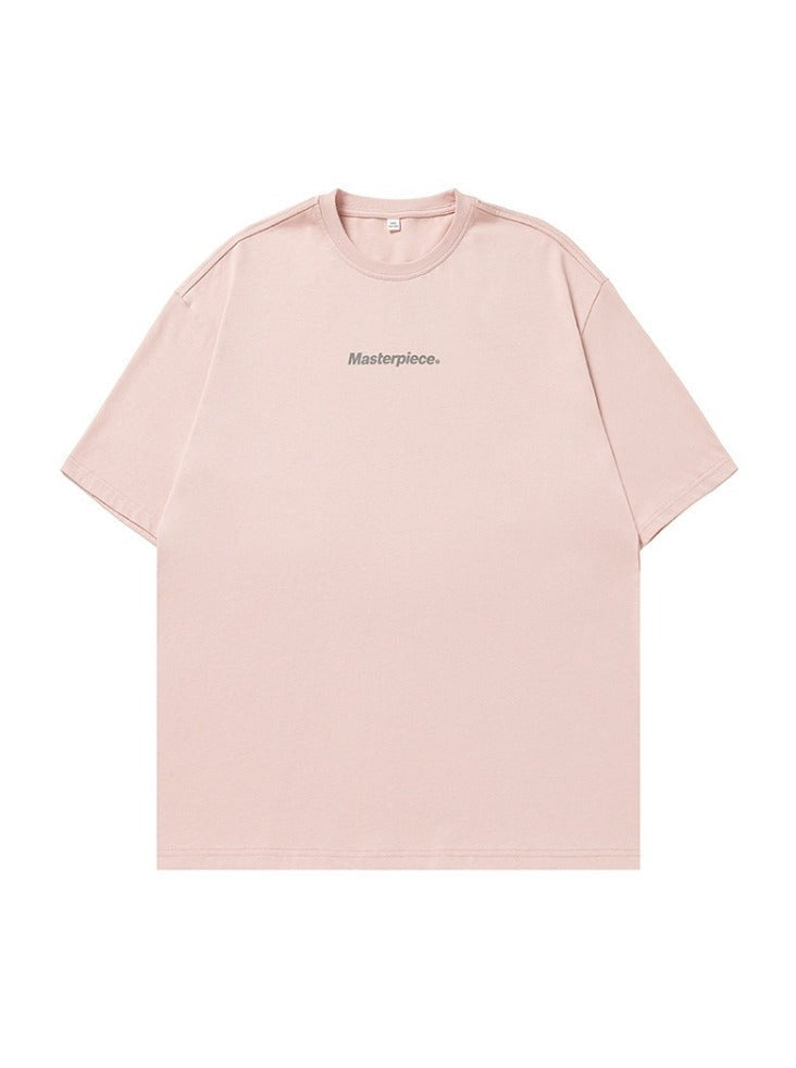 Beiges T-Shirt mit "Masterpiece"-Aufdruck, Unisex, aus Baumwolle, lässiger Stil, ideal für Streetwear und Freizeitmode. Hochwertige Verarbeitung.