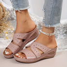 Damen-Sandalen in Rosa mit Keilabsatz, perforiertem Design und Stickerei. Bequeme Sommerschuhe, ideal für Freizeit und Strand.