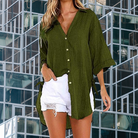 Grünes Damenhemd, lässig und elegant, kombiniert mit weißen Shorts. Perfekt für Vintage-Mode, Y2K-Stil, Sommeroutfits.