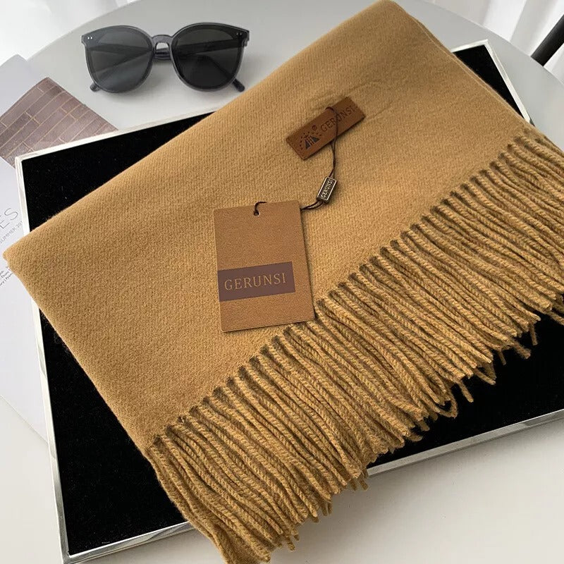 Luxuriöses, weiches Kaschmirschal in Camel mit Fransen von Gerunsi. Perfekt für stilvolle Herbst- und Wintermode. Elegantes Accessoire.