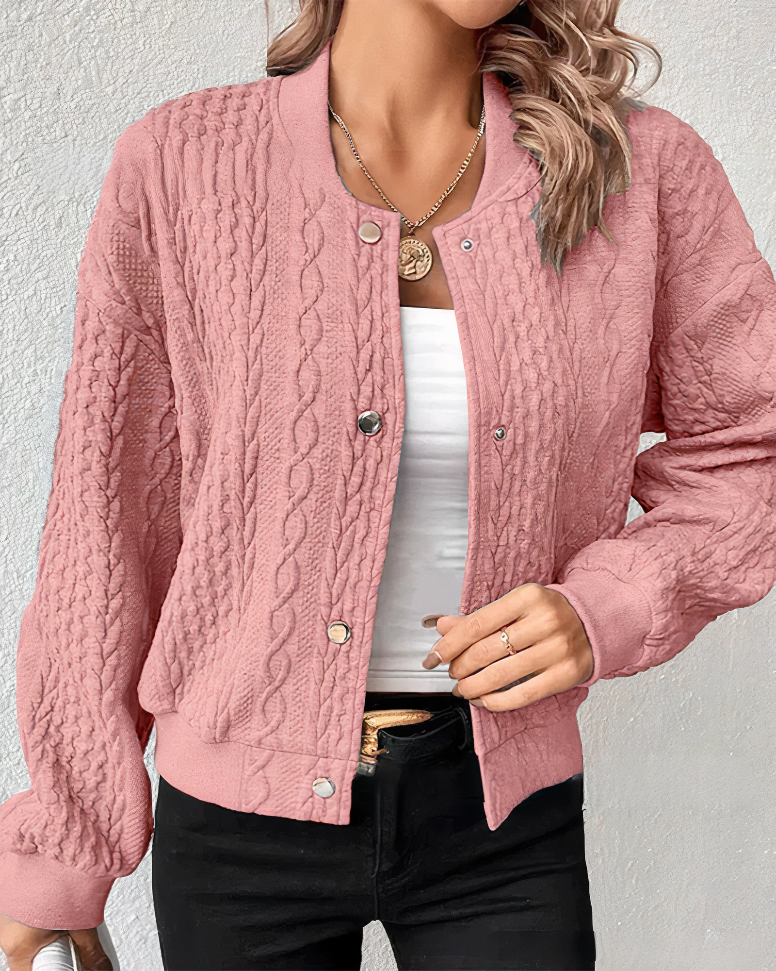Damen Strickjacke in Rosa, Zopfmuster, lässiger Stil, ideal für Herbstmode. Kombiniert mit weißem Top und schwarzer Hose. Trendige Damenbekleidung.