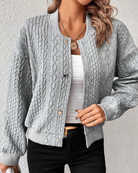Graue Strickjacke Damen, Zopfmuster, lässig, modisch, Herbstmode, bequeme Passform, stilvoll, vielseitig, ideal für kühle Tage.