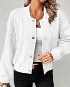 Damen Strickjacke in Weiß, Zopfmuster, lässiger Stil. Perfekt für Herbstmode, kombinierbar mit Jeans und T-Shirt. Elegante Freizeitkleidung.