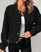 Schwarze Strickjacke Damen, modisch und elegant, ideal für Herbst und Winter. Perfekt kombinierbar mit lässigen Outfits. Hochwertige Materialien.