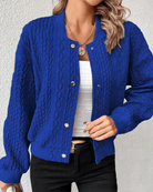 Damen Strickjacke in leuchtendem Blau, Zopfmuster, lässiger Stil. Perfekt für Herbstmode, kombiniert mit weißem Top und schwarzer Hose.