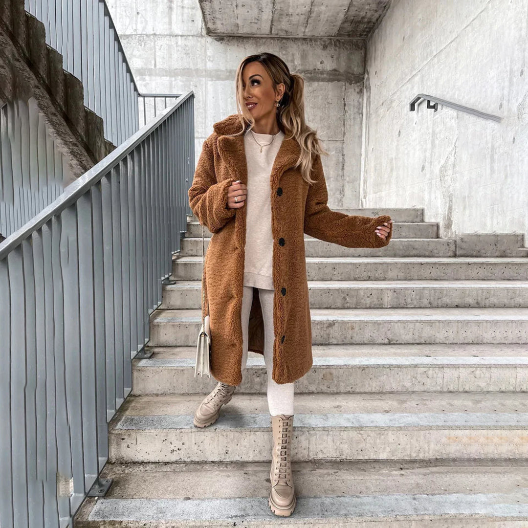 Brauner Teddy-Mantel für Damen, stilvoll und warm, ideal für Herbst und Winter. Perfekt kombiniert mit lässiger Kleidung und Stiefeln.