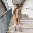 Flauschiger Damenmantel in Khaki, ideal für Herbst und Winter. Stilvoller Look, warmes Material, perfekt für modische Outfits.