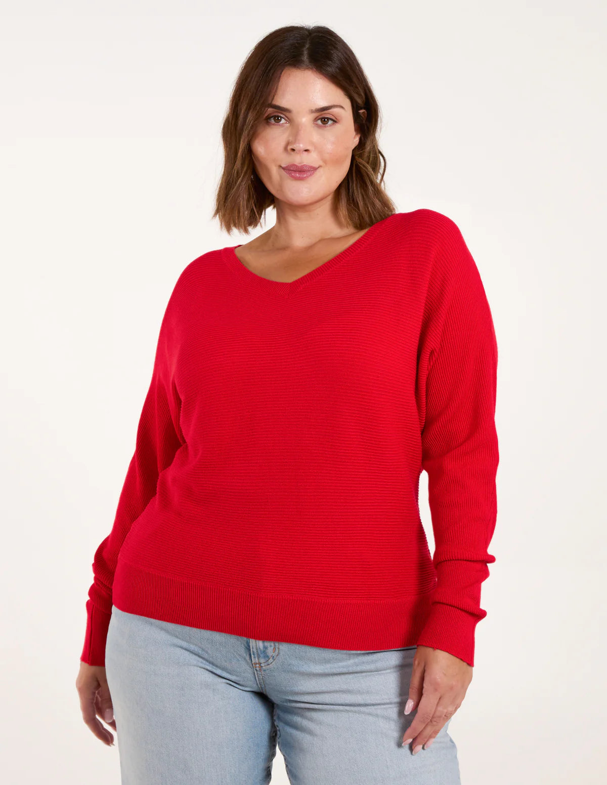 Roter Damenpullover mit V-Ausschnitt, langärmlig, aus weichem Strickmaterial. Perfekt für Herbstmode und lässige Outfits.