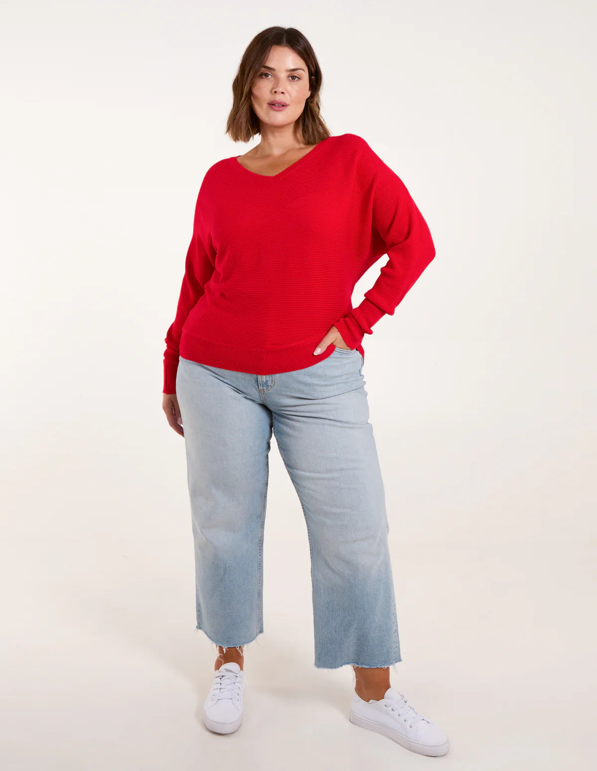 Roter Pullover Damen, V-Ausschnitt, lässig, weiches Material, kombiniert mit hellblauen Jeans, modisch, bequem, ideal für Herbstmode.