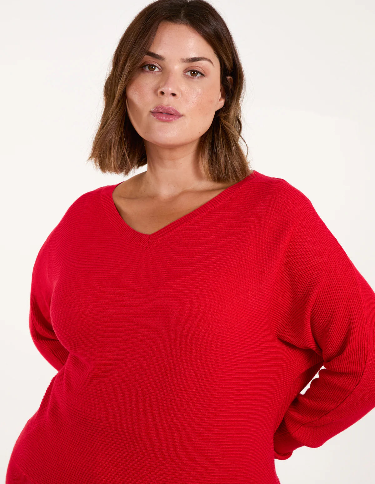 Roter Damenpullover mit V-Ausschnitt, weichem Strick und lockerer Passform. Perfekt für Herbstmode und stilvolle Freizeitlooks.