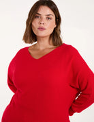 Roter Damenpullover mit V-Ausschnitt, weichem Strick und lockerer Passform. Perfekt für Herbstmode und stilvolle Freizeitlooks.