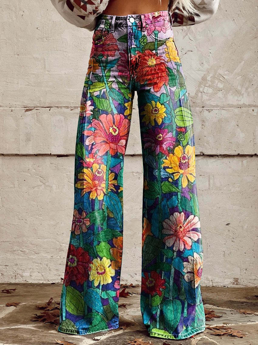 Bunte Schlaghose mit lebendigem Blumenmuster, ideal für trendige Boho-Mode. Perfekt für auffällige Outfits und Festival-Looks.