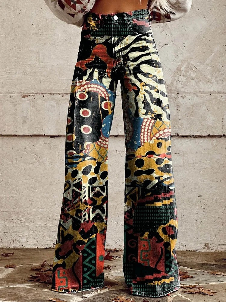 Bunte, weite Damenhose mit abstraktem, geometrischem Muster. Modische Schlaghose, ideal für trendige Streetwear und auffällige Outfits.