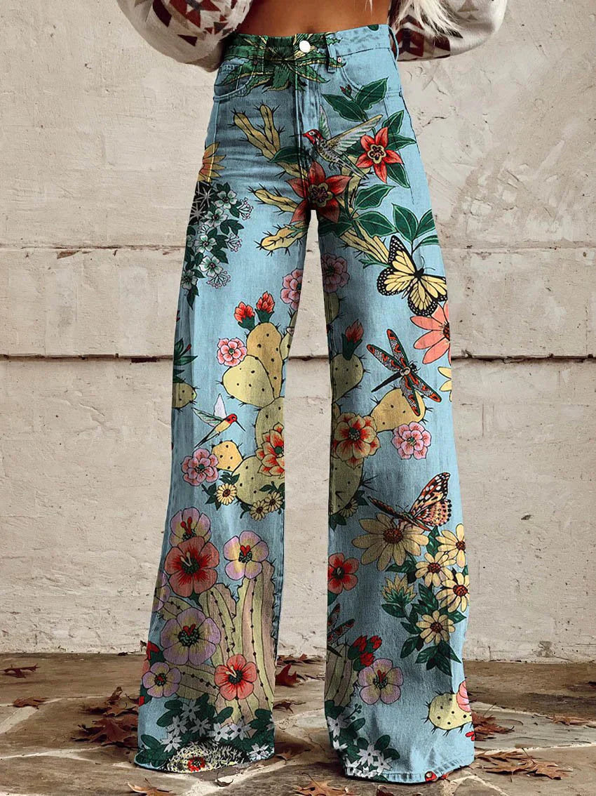 Weite Jeans mit floralen und Schmetterlings-Prints, Damenmode, Boho-Stil, trendige Bekleidung, auffälliges Design, modische Statement-Hose.