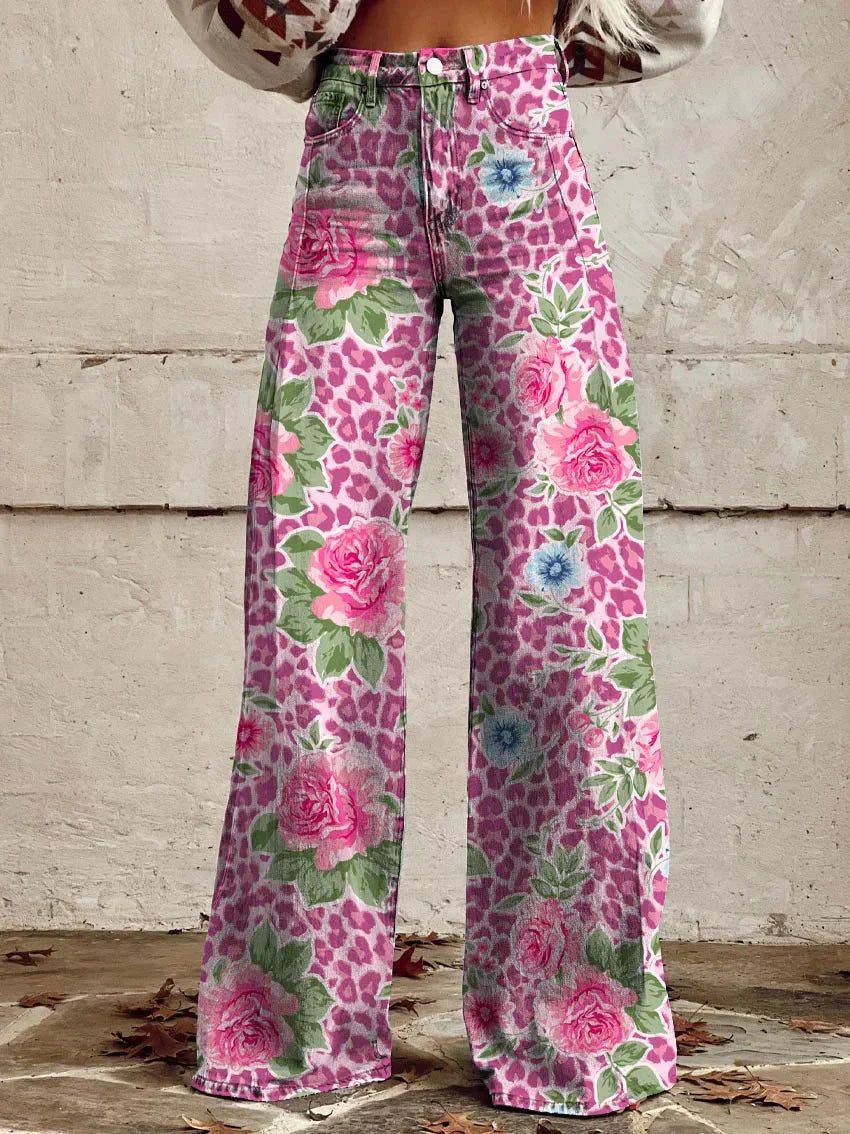 Damenhose mit weitem Bein, auffälligem Blumen- und Leopardenmuster, ideal für modische Outfits. Trendige Schlaghose für stilvolle Looks.