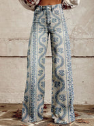 Damen-Jeans mit hohem Bund und blauem Blumenmuster, Vintage-Stil, weites Bein, modische Damenbekleidung, trendige Jeansmode.