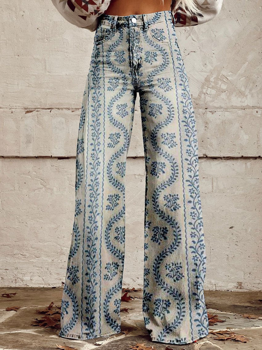 Damen-Jeans mit hohem Bund und blauem Blumenmuster, Vintage-Stil, weites Bein, modische Damenbekleidung, trendige Jeansmode.