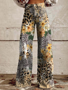 Damenhose mit Leoparden- und Schlangenprint, floralen Akzenten, hoher Taille und weitem Bein. Modetrend, auffälliges Design, Streetwear.