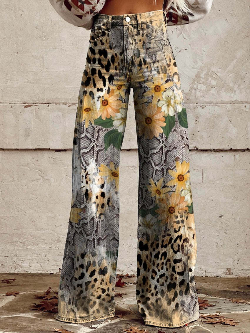 Damenhose mit Leoparden- und Schlangenprint, floralen Akzenten, hoher Taille und weitem Bein. Modetrend, auffälliges Design, Streetwear.