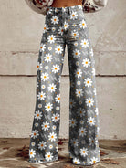 Graue Schlaghose mit Gänseblümchenmuster, Damenmode, Vintage-Stil, lässige Boho-Jeans, florales Design, trendige Bekleidung, 70er-Jahre-Look.
