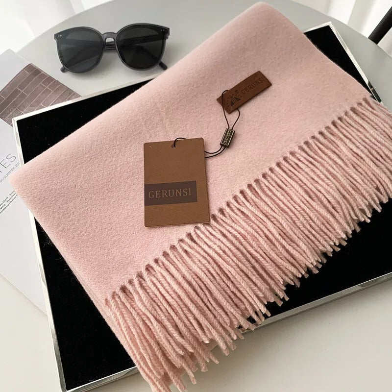 Luxuriöse rosa Kaschmirdecke mit Fransen von GERUNSI, ideal für stilvolle Wohnkultur. Perfekt als Geschenk oder für gemütliche Abende.