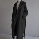 Eleganter langer Wollmantel in Schwarz, ideal für Herbst und Winter. Stilvoller Damenmantel mit Knöpfen, zeitloses Design, hochwertige Mode.