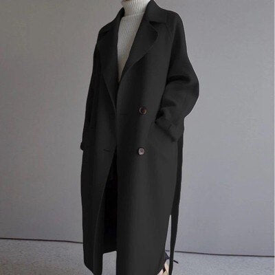 Eleganter langer Wollmantel in Schwarz, ideal für Herbst und Winter. Stilvoller Damenmantel mit Knöpfen, zeitloses Design, hochwertige Mode.