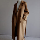 Eleganter langer Wollmantel in Kamelbraun, ideal für Herbst und Winter. Zeitloses Design, hochwertiges Material, perfekt für stilvolle Outfits.