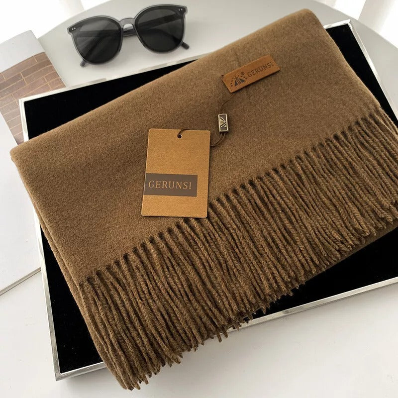 Brauner GERUNSI Schal aus Kaschmir mit Fransen, elegant und weich, ideal für Herbst und Winter. Perfektes Accessoire für stilvolle Outfits.