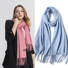 Eleganter Damen-Schal in Rosa und Blau, weich und stilvoll, perfekt für Herbst und Winter. Modisches Accessoire für vielseitige Outfits.