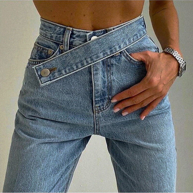 Damenjeans mit asymmetrischem Bund, hellblauem Denim, hoher Taille und modernem Design. Perfekt für trendige Mode und lässigen Stil.