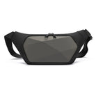 Schwarze Hardshell-Gürteltasche, geometrisches Design, verstellbarer Riemen, modisch und praktisch.