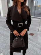 Eleganter schwarzer Damenmantel mit Gürtel und V-Ausschnitt, ideal für Herbst und Winter. Modischer Look mit langer Ärmel und Knopfdetails.
