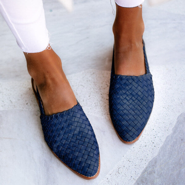 Elegante, atmungsaktive flache Schuhe in Blau, geflochtenes Design, ideal für Damenmode. Perfekt für Komfort und Stil im Alltag.