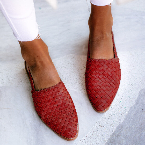 Elegante, atmungsaktive flache Schuhe in Rot, geflochtenes Design, ideal für Damenmode. Perfekt für Komfort und Stil im Alltag.