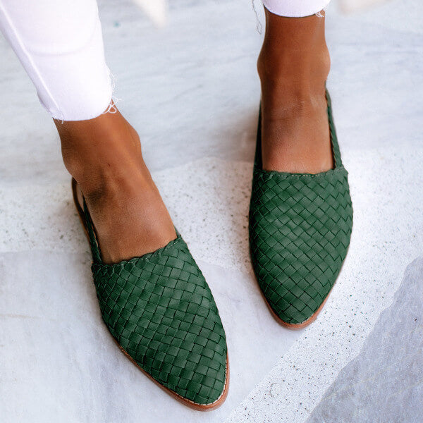 Elegante grüne flache Schuhe aus atmungsaktivem, geflochtenem Material. Perfekt für Damenmode, Komfort und Stil. Ideal für den Sommer.
