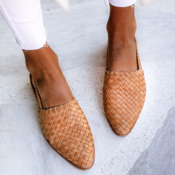 Elegante, atmungsaktive flache Schuhe aus geflochtenem Leder für Damen. Perfekt für Sommermode, Komfort und Stil. Ideal für Freizeit und Büro.