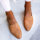 Elegante, atmungsaktive flache Schuhe aus geflochtenem Leder für Damen. Perfekt für Sommermode, bequem und stilvoll. Ideal für jeden Anlass.
