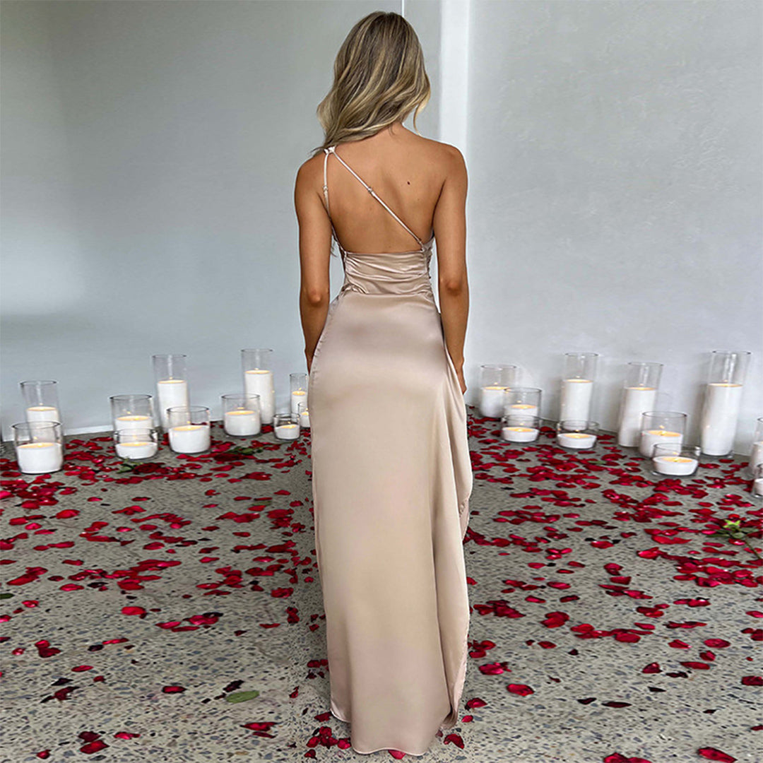 Elegantes Abendkleid in Apricot, rückenfrei mit Spaghettiträgern. Perfekt für Hochzeiten oder Galas. Luxuriöses Design, ideal für besondere Anlässe.