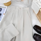 Elegante beige Hose aus Baumwolle, ideal für Business- und Freizeitlooks. Perfekte Passform, hochwertiges Material, zeitloses Design.